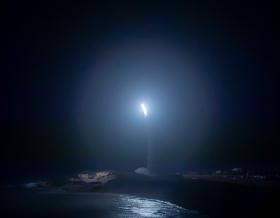 MRBM TARGET: An advanced medium range ballistic missile target is launched from the Pacific Missile Range Facility, Kauai, Hawaii, 作为美国的一部分.S. Missile Defense Agency’s Flight Test Aegis Weapon System-32 (FTM-32), 3月28日举行, 2024年与美国合作举办.S. Navy. (图片/发布)
